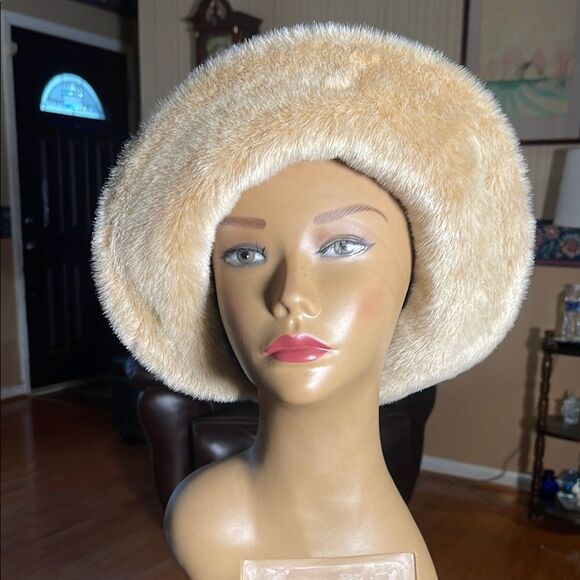Liz Claiborne Elegant Cream Faux Fur Hat - Picture 1 of 9